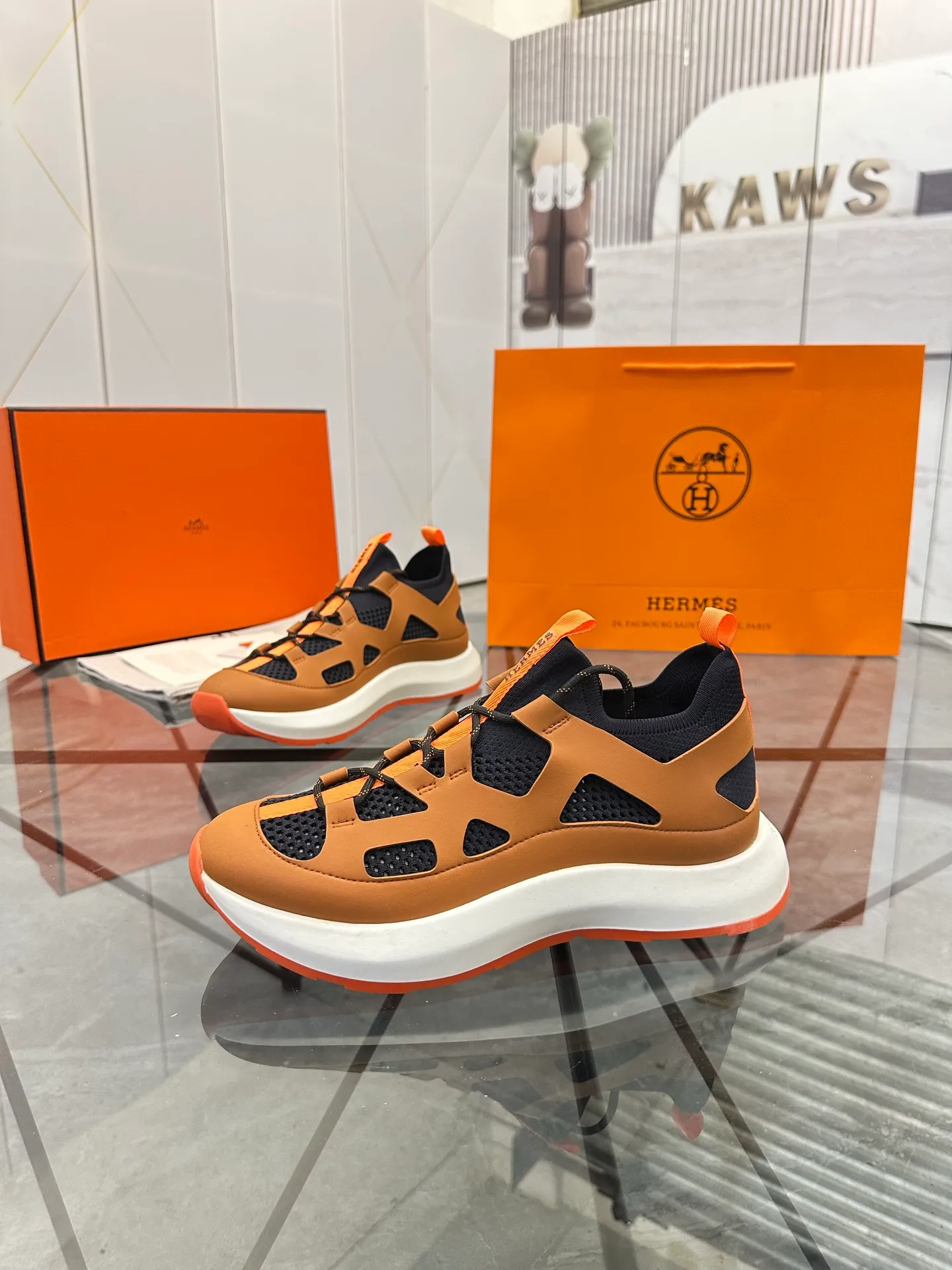 Men's shoes for sale 💰: 💰P660¥ High-end top quality Product trademark: Hermes *"Hermès*" low-top casual shoes Regular size: 38-45 (can be customized to 46) Product materials: upper imported first-layer cowhide stitched with original fabric, original rubber sheet, breathable lining, cowhide foot pads, original outsole. No.: 001